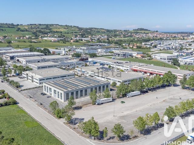 Locale Commerciale in vendita a Marche, Macerata