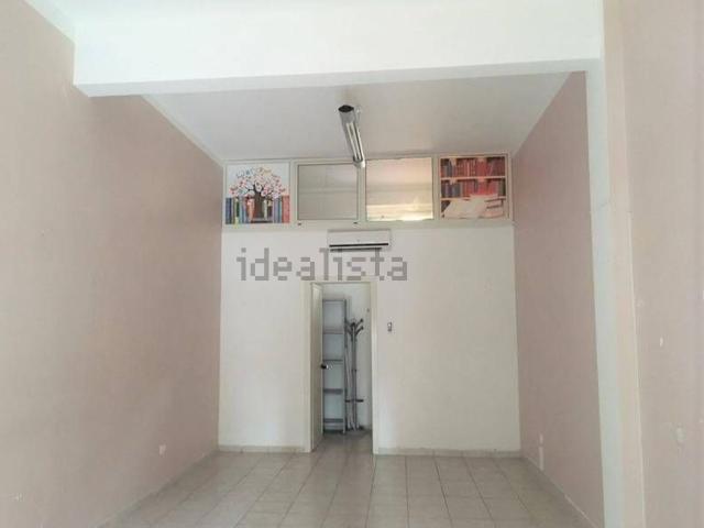 Locale Commerciale in vendita a Avellino, Campania