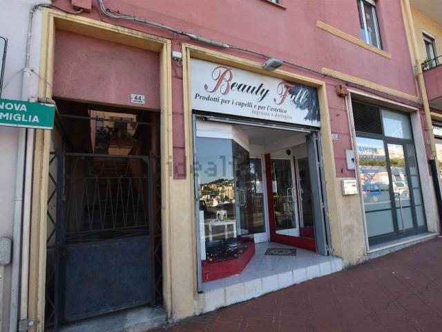 Locale Commerciale in vendita a Borgo Marina, Imperia