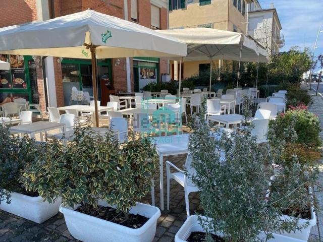 Locale Commerciale in vendita a Lido di Camaiore, Camaiore