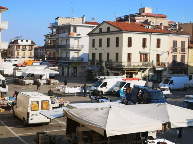Locale Commerciale in vendita a Marina centro, Marche