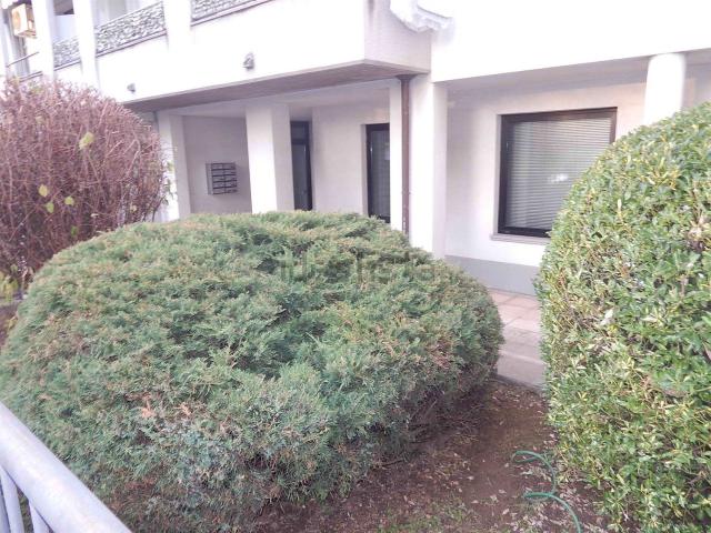 Locale Commerciale in vendita a Albiate, Lombardia