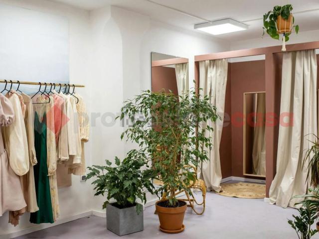Locale Commerciale in vendita a Sant'Anna, Bagni Di Lucca Ponte