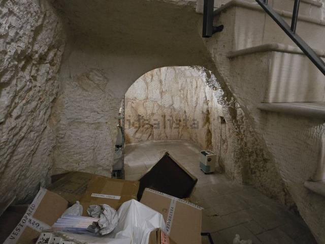 Locale Commerciale in vendita a Puglia, Brindisi