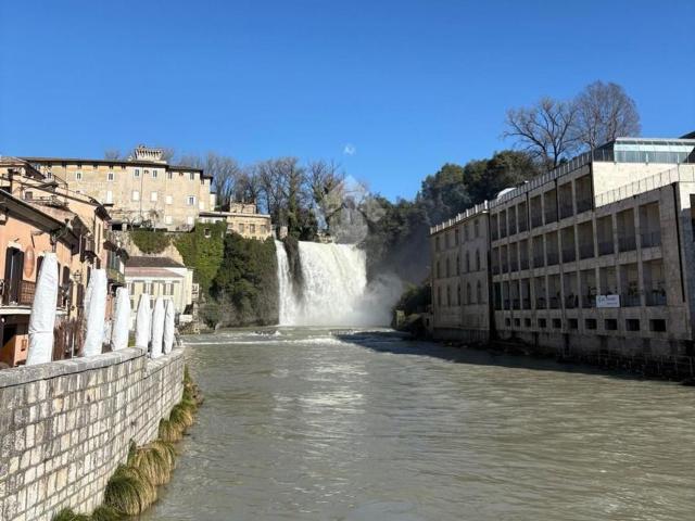 Locale Commerciale in vendita a Isola Del Liri E Superiore, Lazio