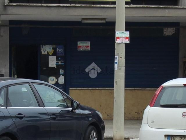 Locale Commerciale in vendita a Sant'Elia, Puglia