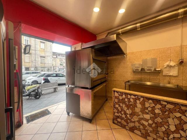 Locale Commerciale in vendita a Municipalità 3, Campania