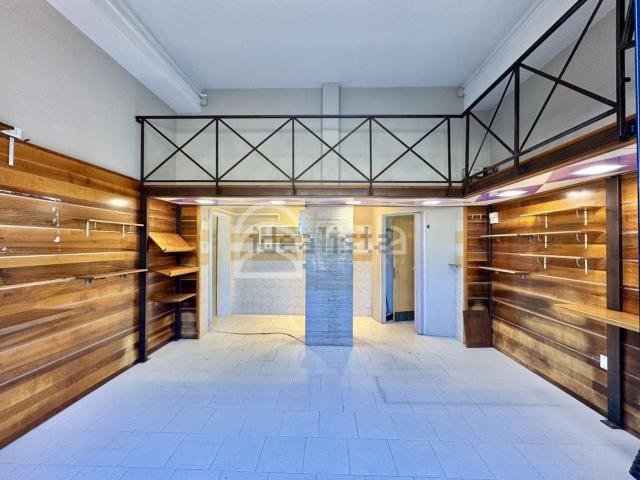Locale Commerciale in vendita a Santissima Annunziata, Bagni Di Lucca Ponte