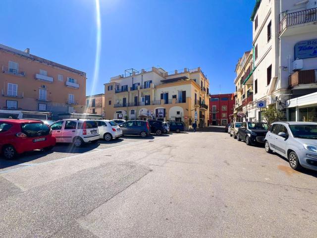 Locale Commerciale in vendita a Pozzuoli