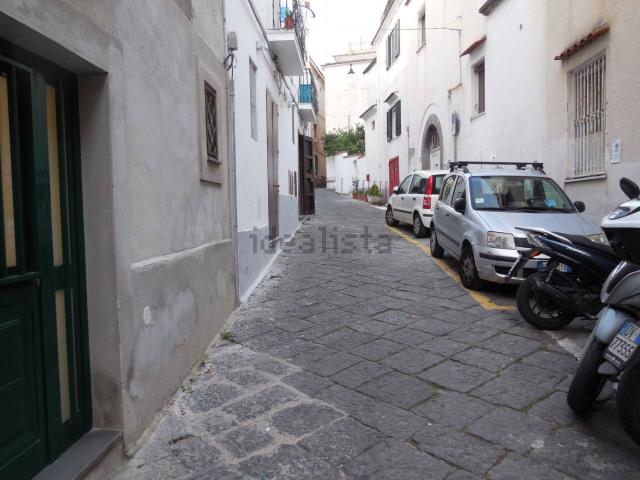 Locale Commerciale in vendita a Meta, Campania
