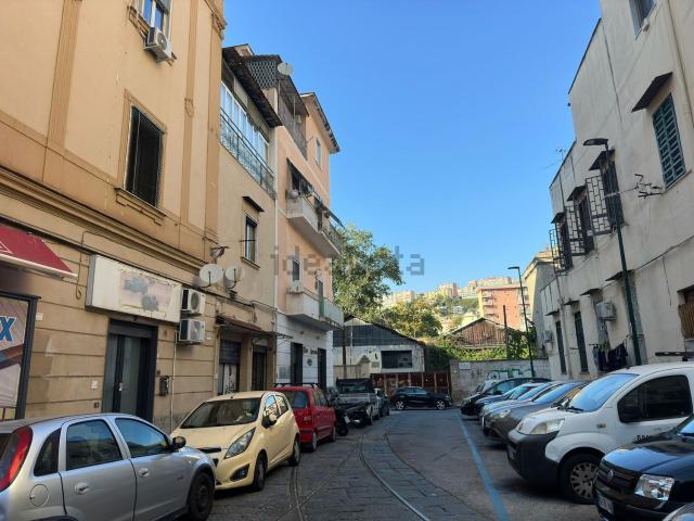 Locale Commerciale in vendita a Municipalità 10, Campania