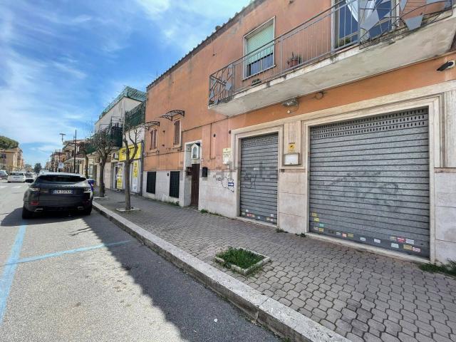 Locale Commerciale in vendita a Aprilia, Lazio