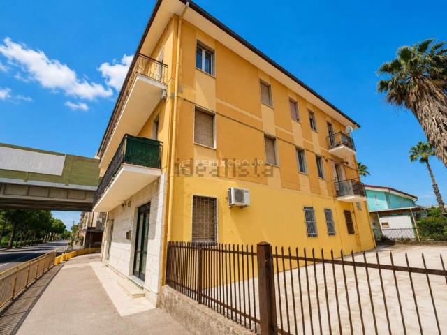 Locale Commerciale in vendita a Mare, Marche