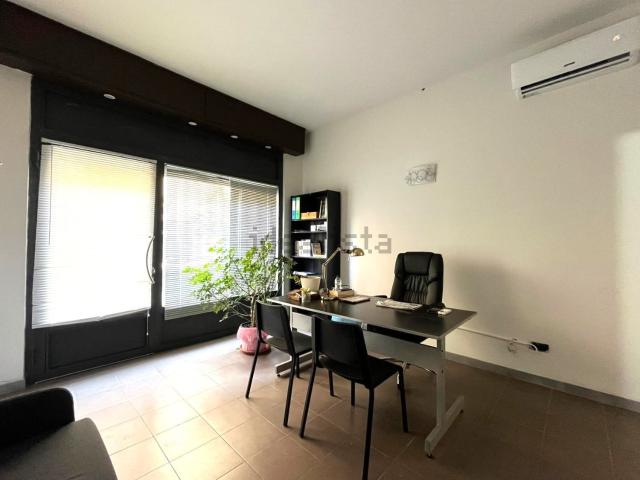 Locale Commerciale in vendita a Peretola, Firenze