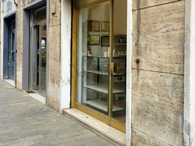 Locale Commerciale in vendita a Oltreletimbro, Albisola Capo