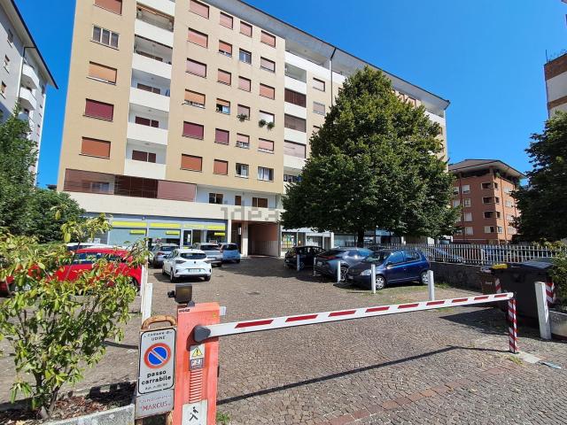 Locale Commerciale in vendita a Paderno, Reana Del Roiale