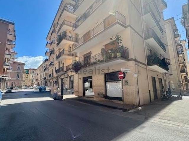 Locale Commerciale in vendita a Salerno, Campania