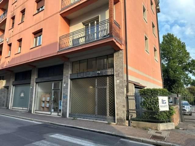 Locale Commerciale in vendita a Maccio, Villa Guardia