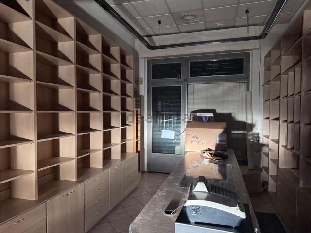 Locale Commerciale in vendita a Lora, Como