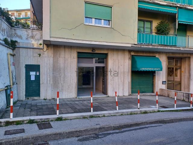Locale Commerciale in vendita a Levante, Serra Riccò