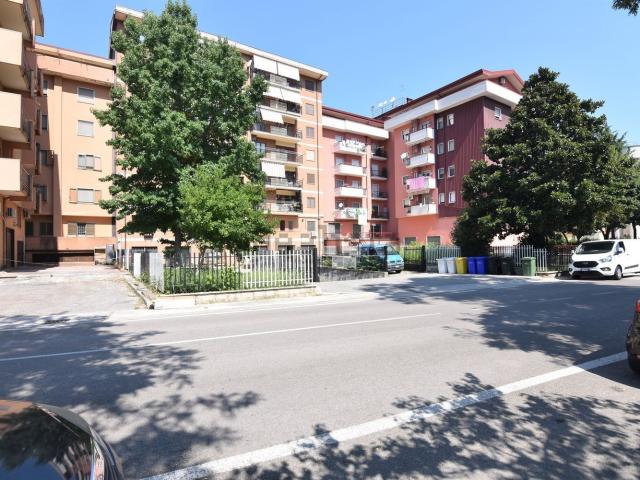 Locale Commerciale in vendita a Atripalda, Campania