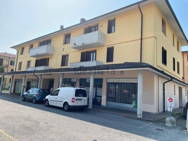 Locale Commerciale in vendita a Pandino, Lombardia