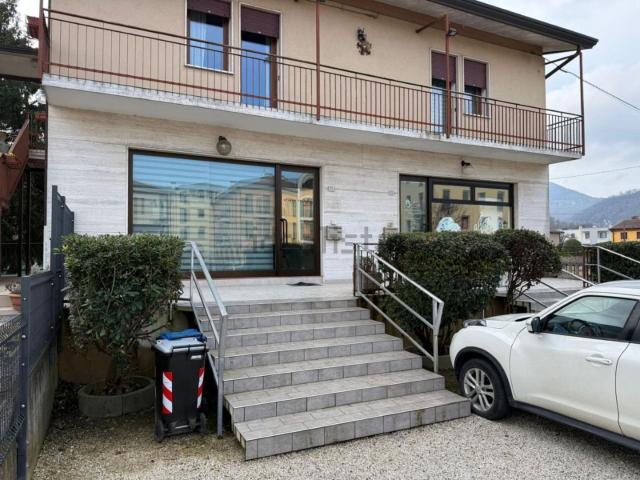 Locale Commerciale in vendita a Torreglia, Veneto