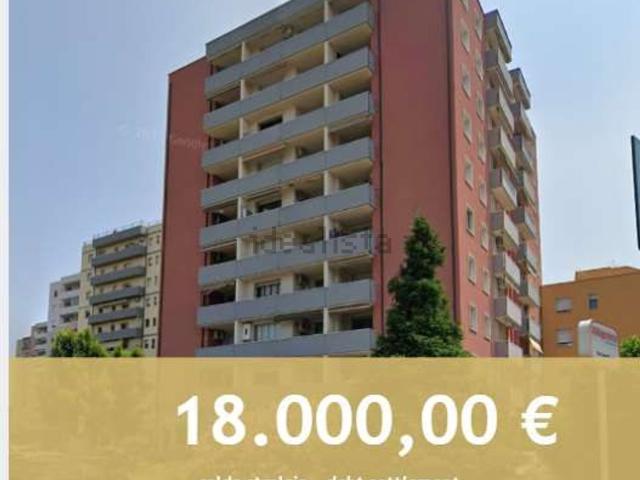 Locale Commerciale in vendita a Est, Brenzone