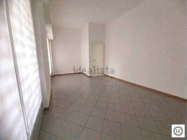 Locale Commerciale in vendita a Brembate, Lombardia