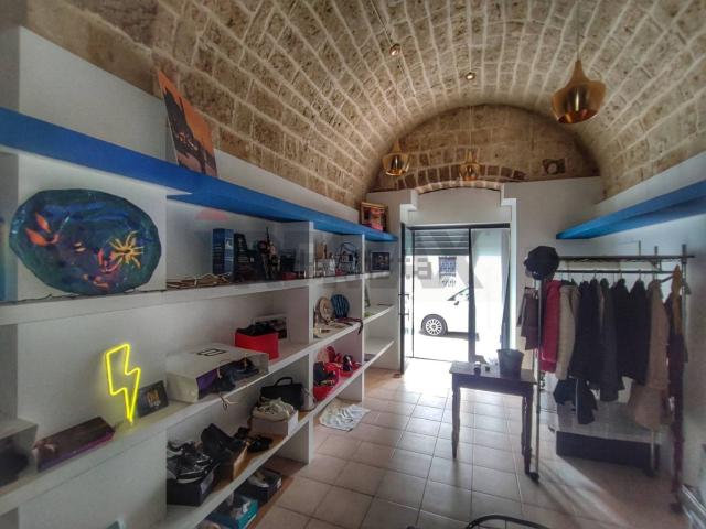 Locale Commerciale in vendita a Municipio 1, Puglia