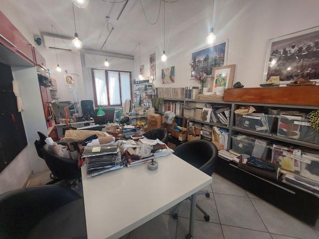 Locale Commerciale in vendita a Signa, Toscana