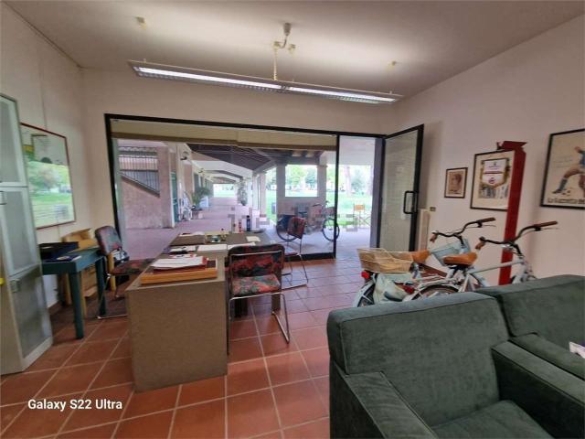 Locale Commerciale in vendita a Vittoria Apuana, Forte Dei Marmi