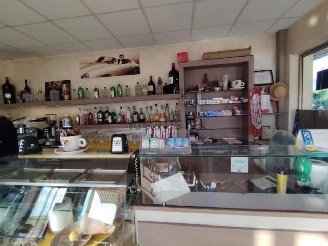 Locale Commerciale in vendita a Puliche, Massa