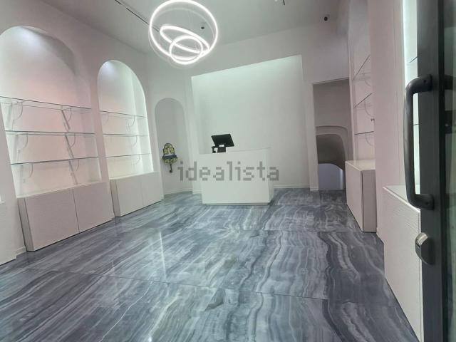 Locale Commerciale in vendita a Municipalità 2, Campania