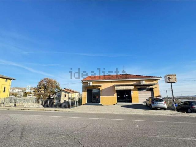 Locale Commerciale in vendita a Medesano, Ramiola