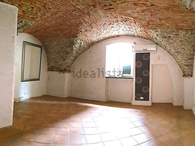 Locale Commerciale in vendita a Imperia, Liguria
