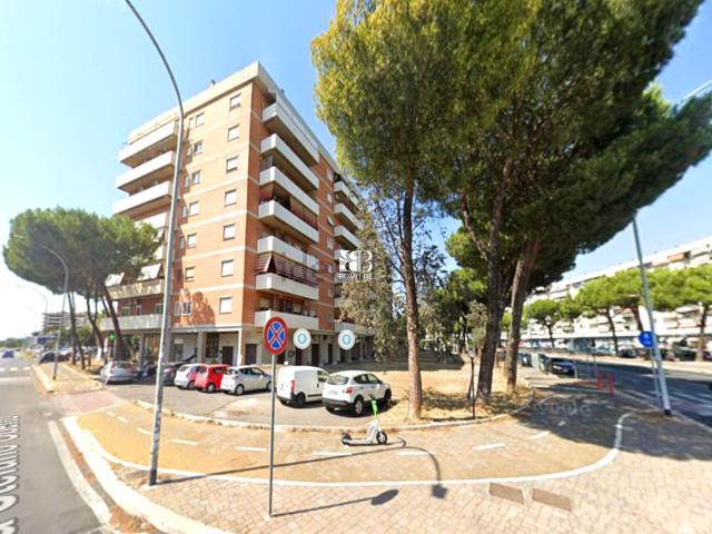 Locale Commerciale in vendita a Municipio Roma VII, Roma Capitale