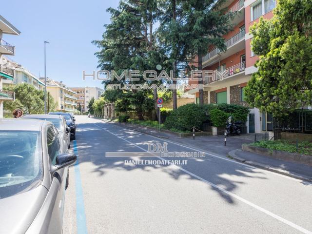 Locale Commerciale in vendita a Medio Levante, Serra Riccò