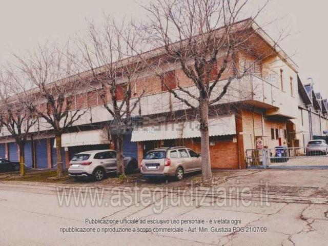 Locale Commerciale in vendita a Tre Olmi, Modena