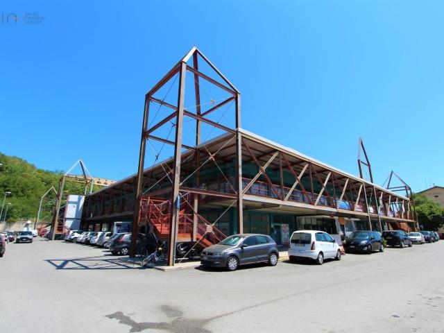 Locale Commerciale in vendita a Paese Alto, Marche
