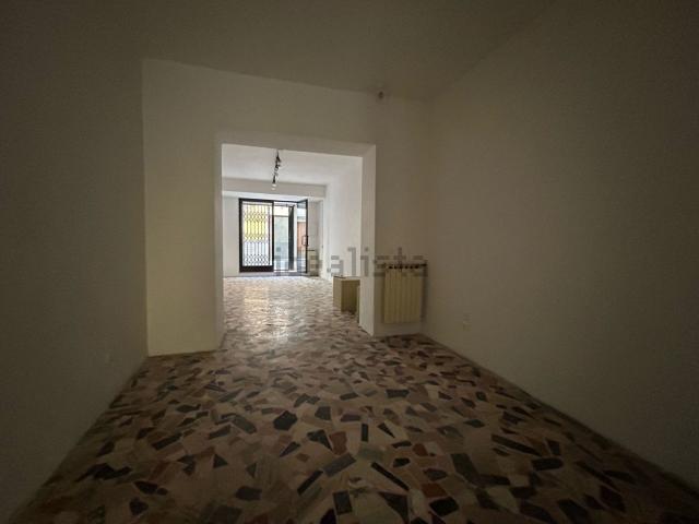 Locale Commerciale in vendita a Sarzana, Liguria