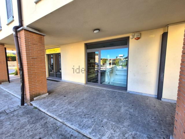 Locale Commerciale in vendita a Torrevecchia Pia, Lombardia