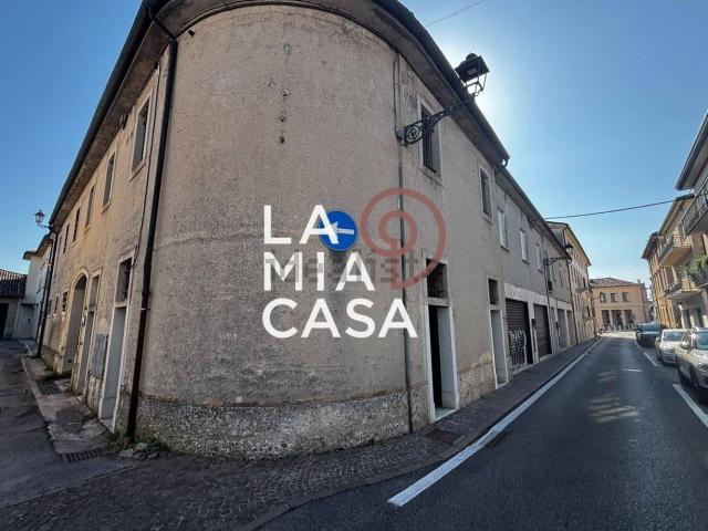 Locale Commerciale in vendita a Pieve di Soligo, Treviso