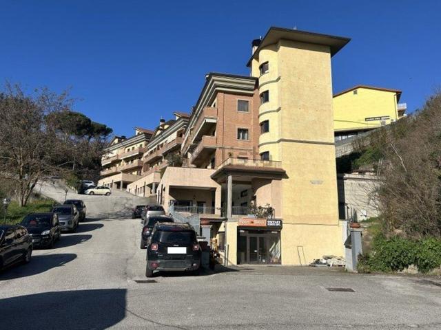 Locale Commerciale in vendita a Ariano Irpino, Campania