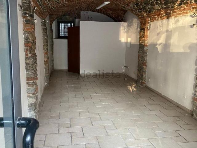 Locale Commerciale in vendita a Sarzana, Liguria