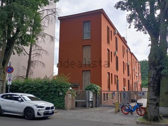 Locale Commerciale in vendita a Regina Pacis, Monza