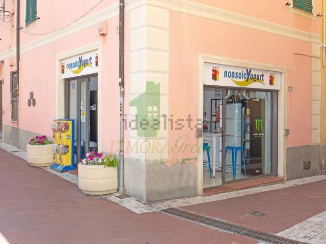 Locale Commerciale in vendita a Imperia, Liguria