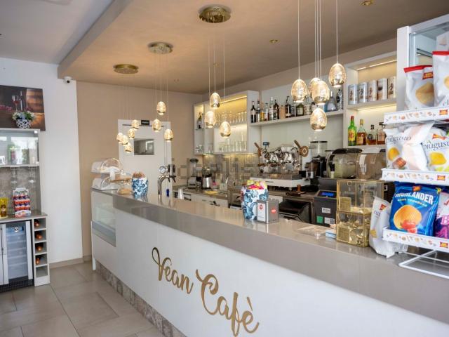 Locale Commerciale in vendita a Puglia, Bari