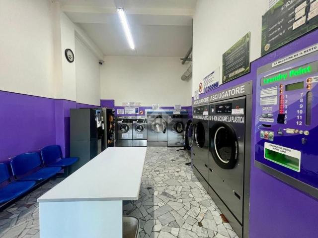 Locale Commerciale in vendita a Regina Pacis, Monza