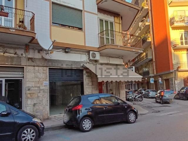 Locale Commerciale in vendita a Salerno, Campania